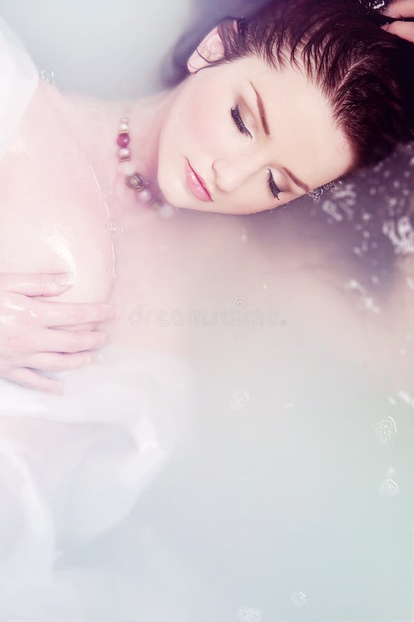 Donna che si distende in acqua fotografia stock libera da diritti Donna che si distende in acqua fotografia stock libera da diritti