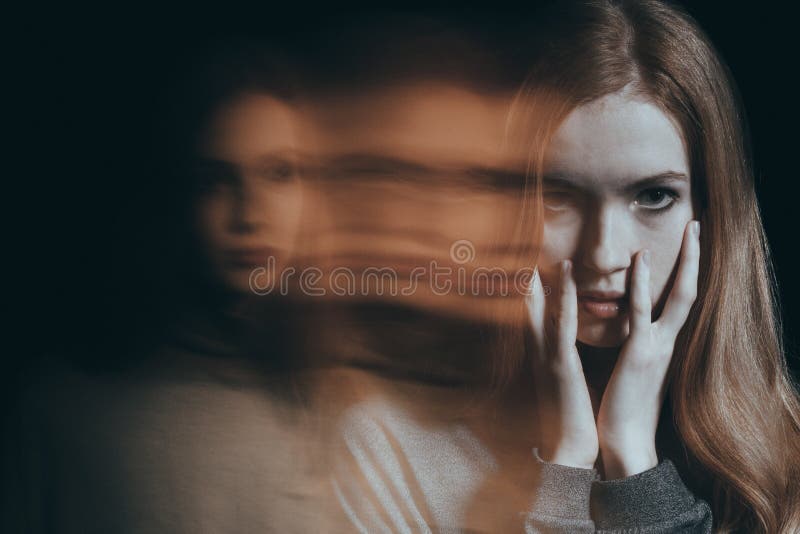 Donna che soffre dal disturbo mentale fotografia stock libera da diritti Donna che soffre dal disturbo mentale fotografia stock libera da diritti