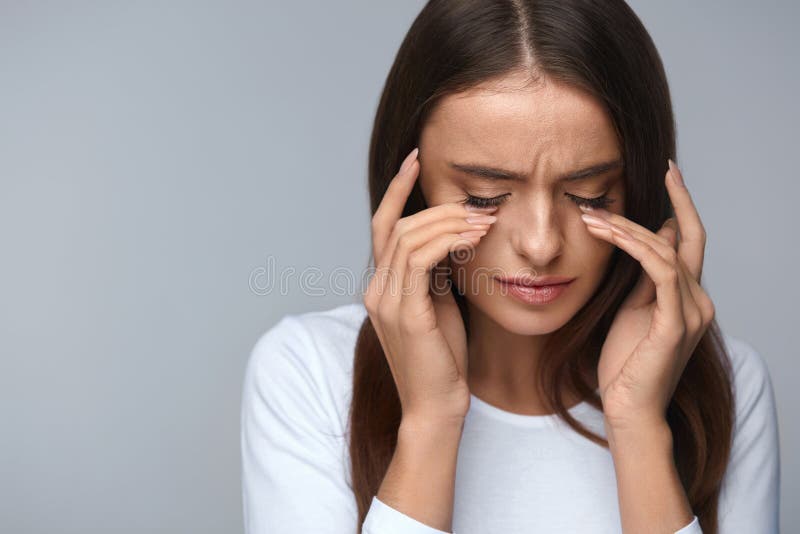 Donna che soffre dal dolore, sforzo ritenente, occhi dolorosi commoventi fotografia stock libera da diritti Donna che soffre dal dolore, sforzo ritenente, occhi dolorosi commoventi fotografia stock libera da diritti
