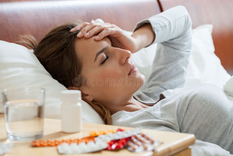 Donna che soffre dall'influenza fotografia stock Donna che soffre dall'influenza fotografia stock