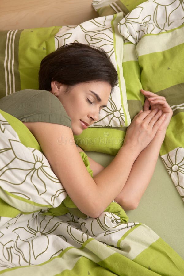 Donna che sorride nel sonno fotografia stock Donna che sorride nel sonno fotografia stock