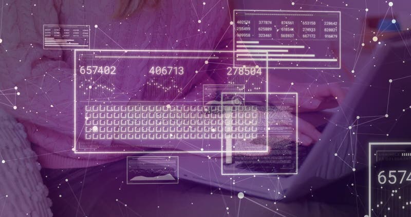 Donna che sta scrivendo su un computer portatile alla scrivania della tecnologia integrando la tastiera olografica con data chart video d archivio