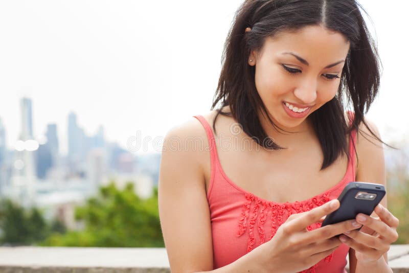 Donna che texting fotografia stock Donna che texting fotografia stock