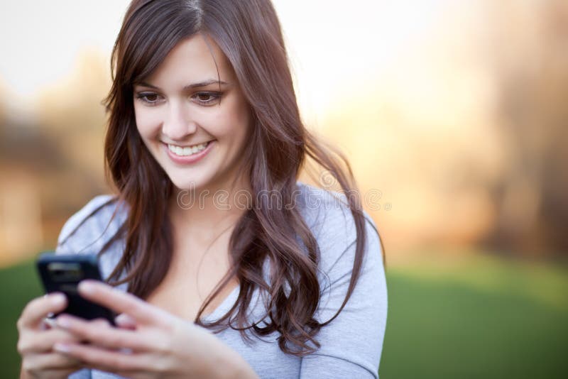 Donna che texting immagine stock Donna che texting immagine stock