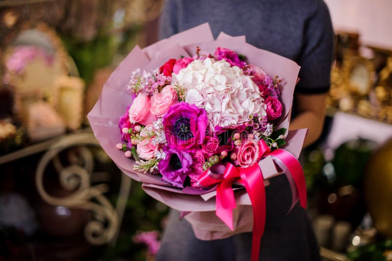 Donna che tiene un bello mazzo dei fiori rosa differenti fotografia stock libera da diritti Donna che tiene un bello mazzo dei fiori rosa differenti fotografia stock libera da diritti