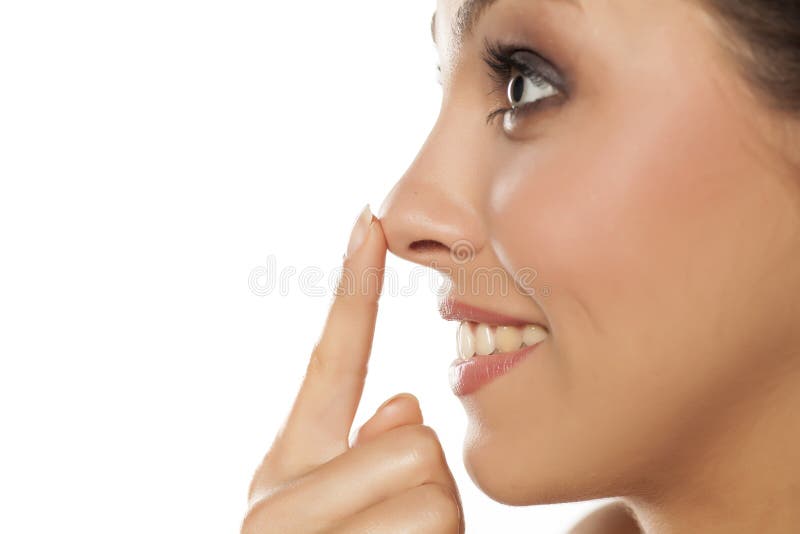 Donna che tocca il suo naso