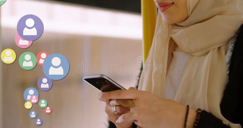 Donna che usa smartphone agganciando le icone dei social media rimanendo connessa online immagine stock libera da diritti