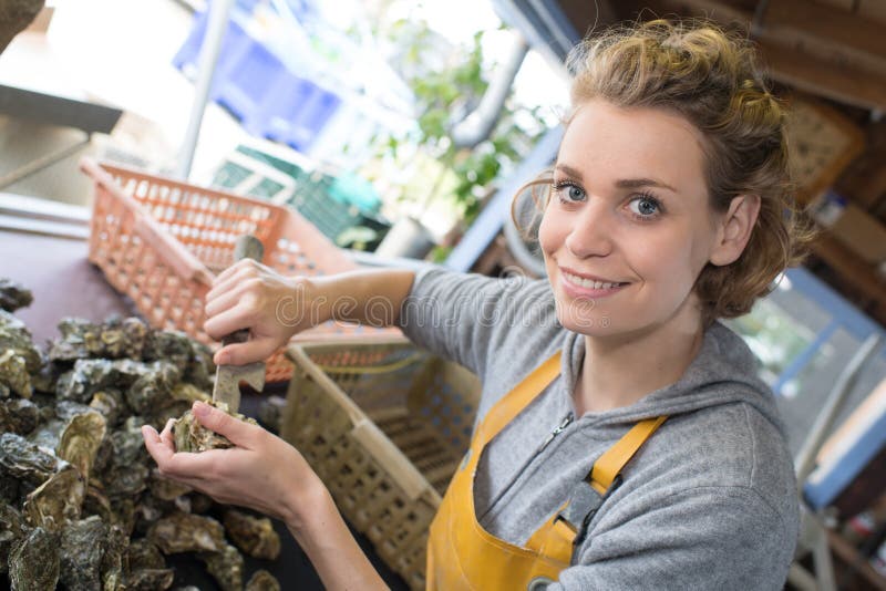Donna che vende le ostriche fresche al mercato dell'alimento degli agricoltori fotografie stock libere da diritti Donna che vende le ostriche fresche al mercato dell'alimento degli agricoltori fotografie stock libere da diritti