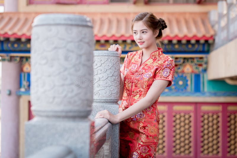 Donna cinese asiatica in cinese il cinese tradizionale immagine stock libera da diritti Donna cinese asiatica in cinese il cinese tradizionale immagine stock libera da diritti