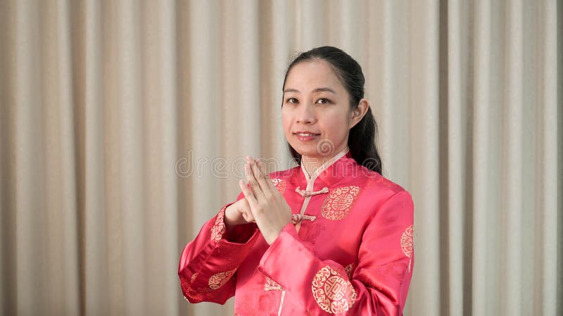 Donna cinese asiatica di medio evo in constum rosso per il nuovo anno lunare fotografia stock Donna cinese asiatica di medio evo in constum rosso per il nuovo anno lunare fotografia stock