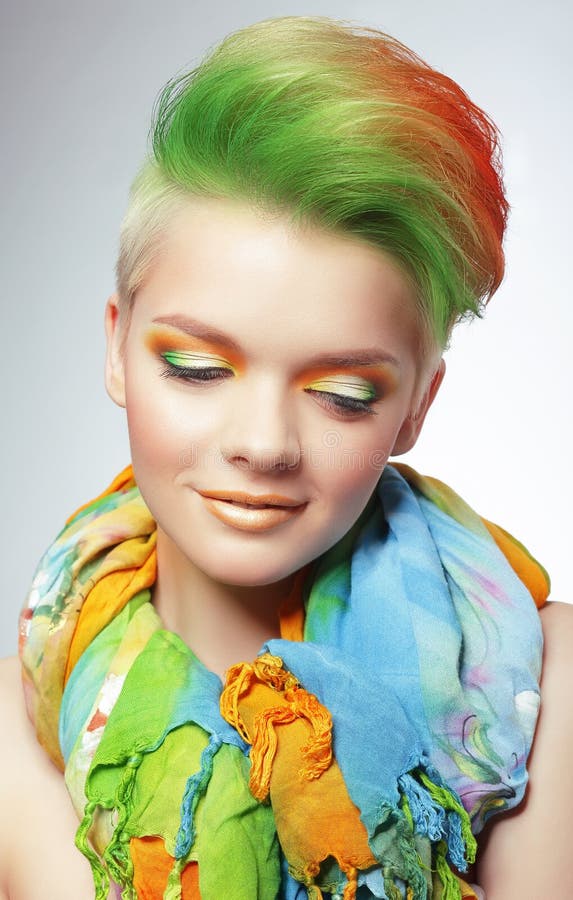 Donna con Bob Haircut multicolore vivo e trucco luminoso immagini stock libere da diritti Donna con Bob Haircut multicolore vivo e trucco luminoso immagini stock libere da diritti