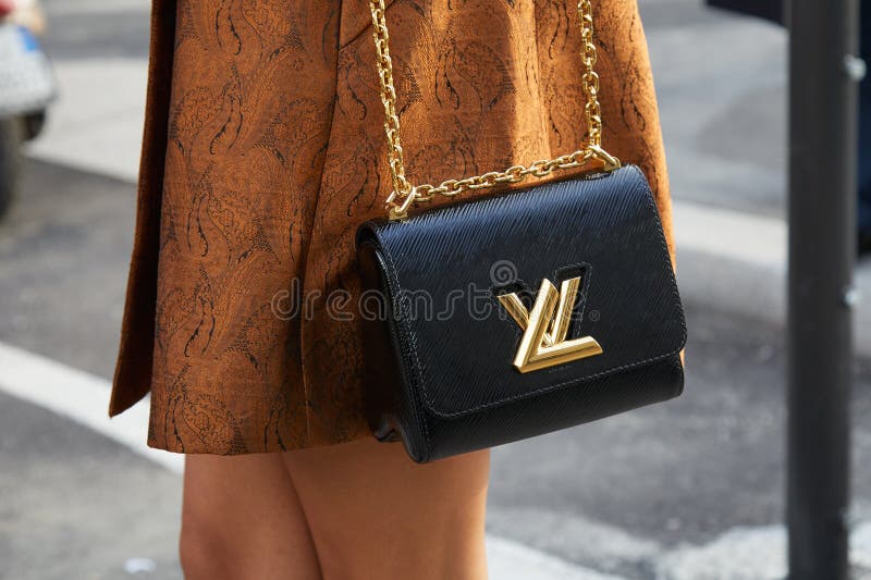 Donna Con Borsetta Nera a Louis Vuitton Con Logo Dorato E Giacca