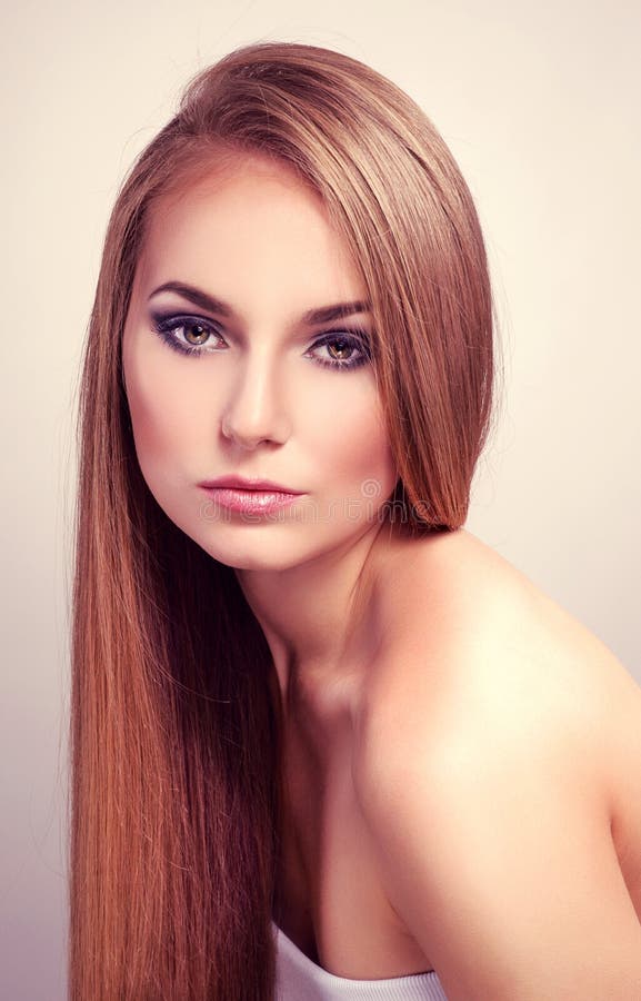 Donna con capelli diritti lunghi immagine stock libera da diritti Donna con capelli diritti lunghi immagine stock libera da diritti