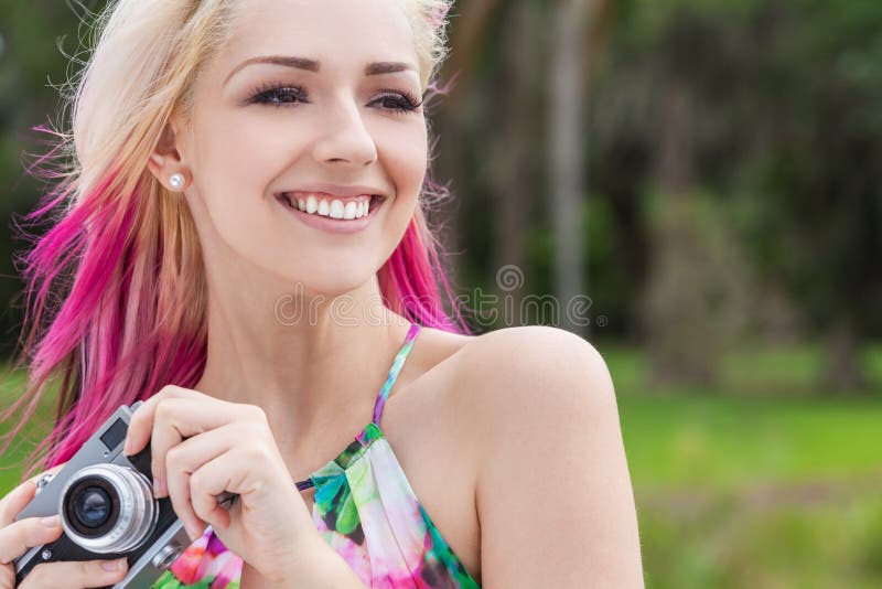 Donna con capelli rosa biondi e magenta facendo uso della macchina fotografica fotografie stock libere da diritti Donna con capelli rosa biondi e magenta facendo uso della macchina fotografica fotografie stock libere da diritti