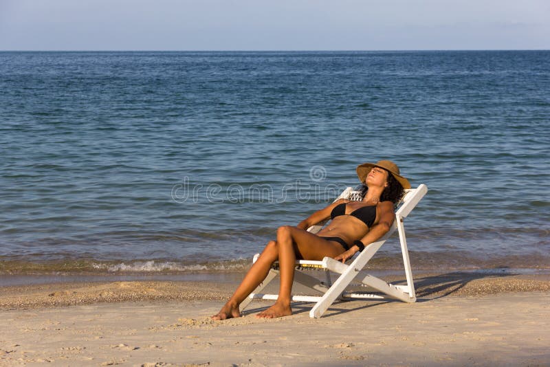 ragazza che dorme in spiaggia