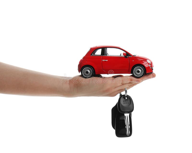 Donna con chiave e modello in miniatura di automobile sullo sfondo, chiusura Acquisto di auto fotografia stock libera da diritti Donna con chiave e modello in miniatura di automobile sullo sfondo, chiusura Acquisto di auto fotografia stock libera da diritti