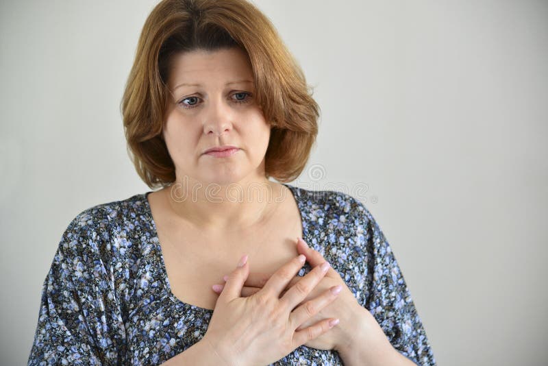 Donna con dolore in petto, angina immagini stock Donna con dolore in petto, angina immagini stock