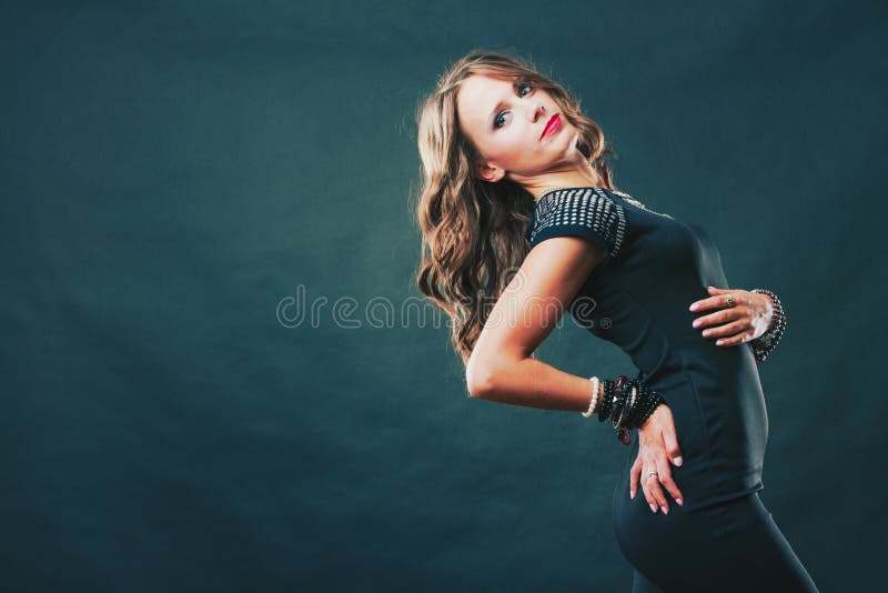Donna con gioielli in vestito da sera nero immagine stock libera da diritti Donna con gioielli in vestito da sera nero immagine stock libera da diritti