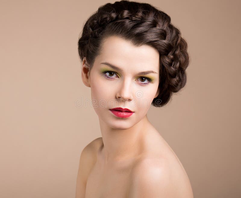 Donna con i capelli di Brown. Neolatino fotografia stock libera da diritti Donna con i capelli di Brown. Neolatino fotografia stock libera da diritti