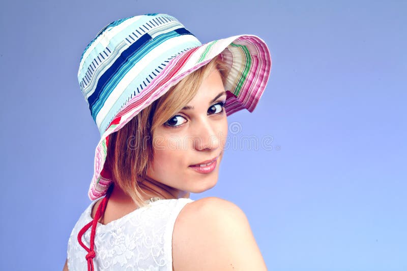 Donna con il cappello fotografie stock libere da diritti Donna con il cappello fotografie stock libere da diritti