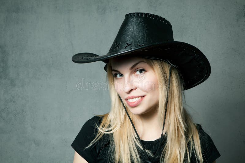 Donna Con Il Cappello Da Cowboy Fotografia Stock - Immagine Di Seni - Foto 9