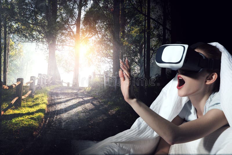 Donna con il computer portatile immersa nella realtà virtuale immagini stock libere da diritti