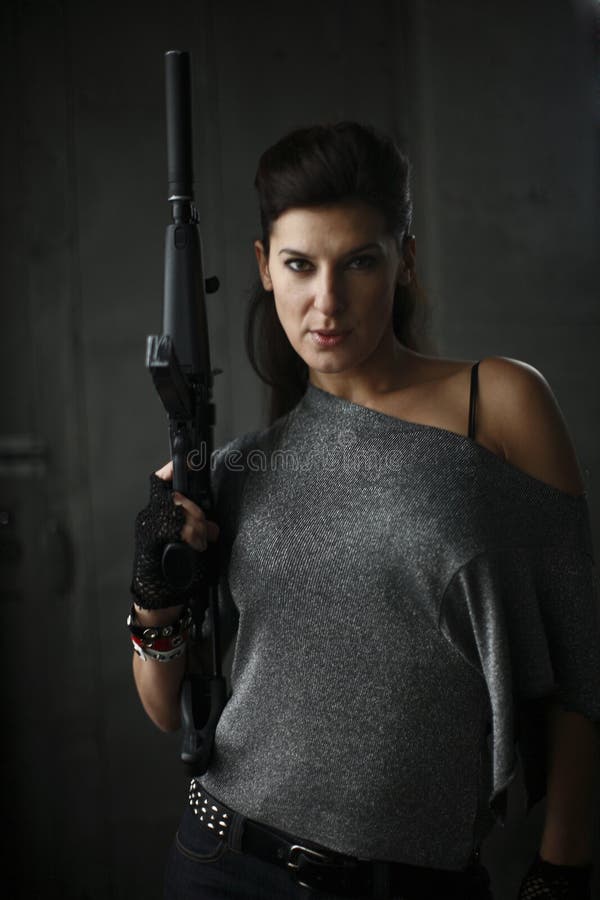 Donna con il fucile di assalto