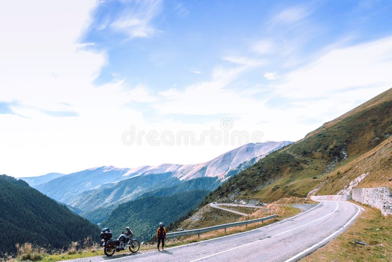 Donna con il motociclo di avventura Cavaliere della motocicletta Cima della strada della montagna Vacanza dei motociclisti Stile fotografie stock libere da diritti Donna con il motociclo di avventura Cavaliere della motocicletta Cima della strada della montagna Vacanza dei motociclisti Stile fotografie stock libere da diritti