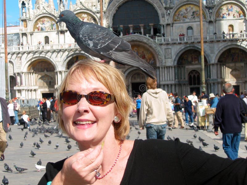 Donna con il piccione sulla testa Donna con il piccione sulla testa