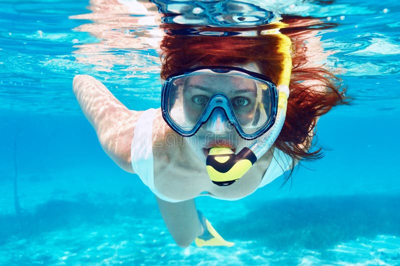 Donna con immergersi della maschera fotografia stock Donna con immergersi della maschera fotografia stock