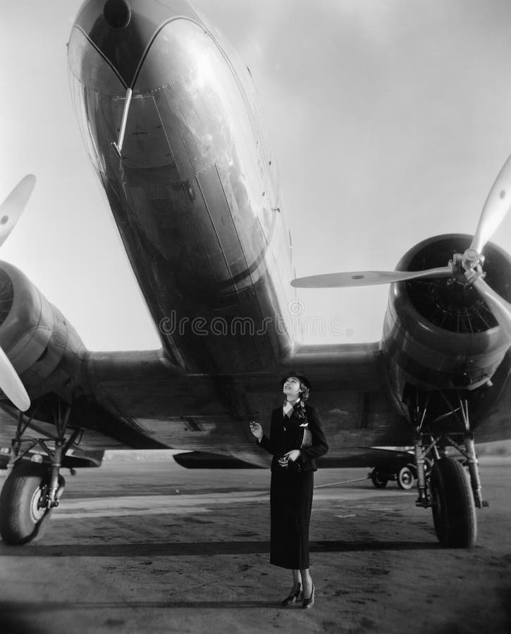 Donna con l'aereo enorme (tutte le persone rappresentate non sono vivente più lungo e nessuna proprietà esiste Garanzie del forni