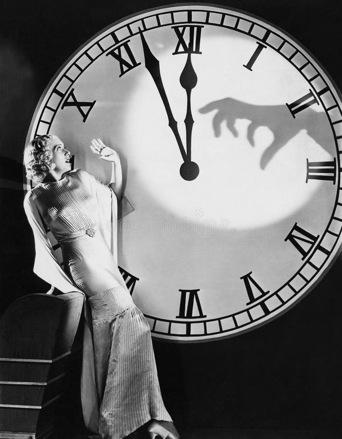 Donna con l'orologio enorme che retrocede dalla mano spaventosa (tutte le persone rappresentate non sono vivente più lungo e ness