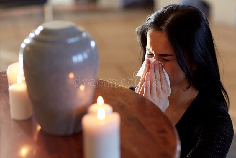 La Cremazione E Ammessa Dalla Chiesa Donna Con L'urna Di Cremazione Al Funerale in Chiesa Immagine Stock