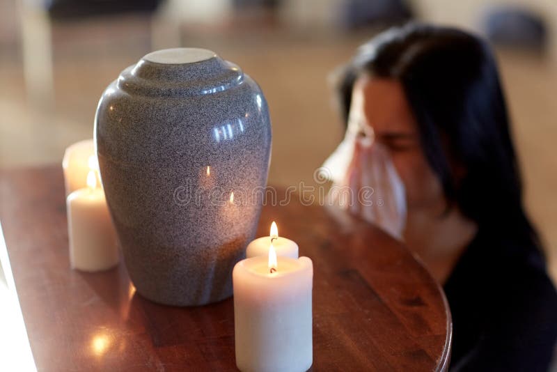 La Cremazione E Ammessa Dalla Chiesa Donna Con L'urna Di Cremazione Al Funerale In Chiesa Fotografia Stock