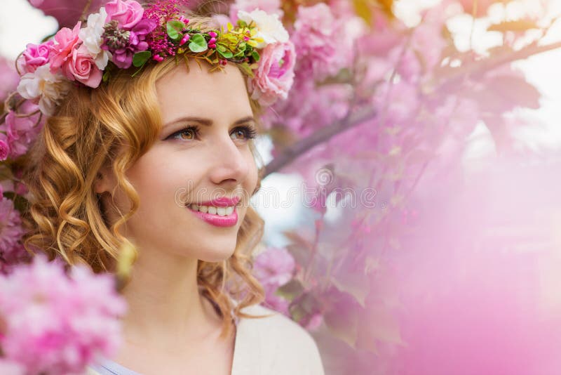Donna Con La Corona Del Fiore Contro L Albero Rosa Nel Blossoom Fotografia Stock Immagine Di