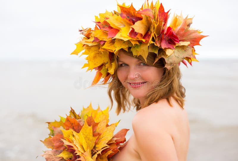 Donna con la corona della foglia di acero in autunno fotografia stock Donna con la corona della foglia di acero in autunno fotografia stock
