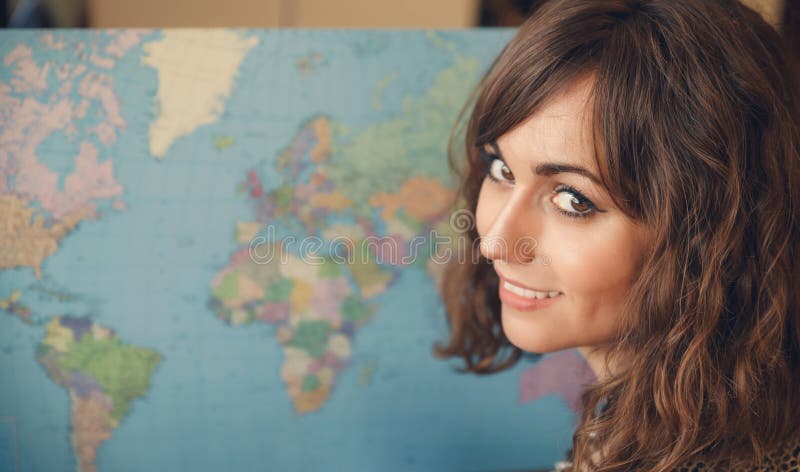 Donna con la mappa che esamina spalla alla macchina fotografica fotografie stock libere da diritti Donna con la mappa che esamina spalla alla macchina fotografica fotografie stock libere da diritti