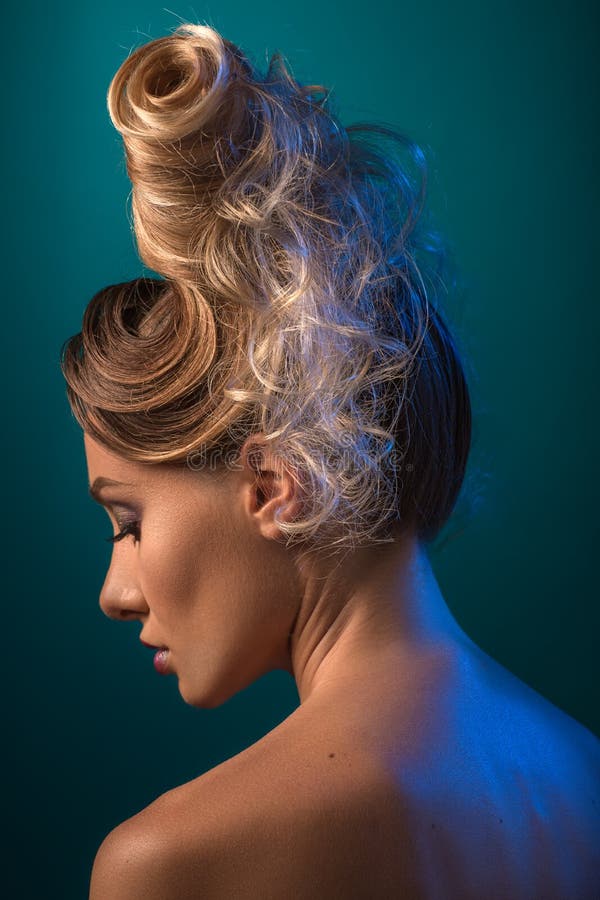 Donna con la pettinatura futuristica Updo immagini stock Donna con la pettinatura futuristica Updo immagini stock