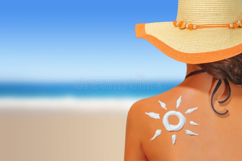 Donna con la protezione solare a forma di del sole