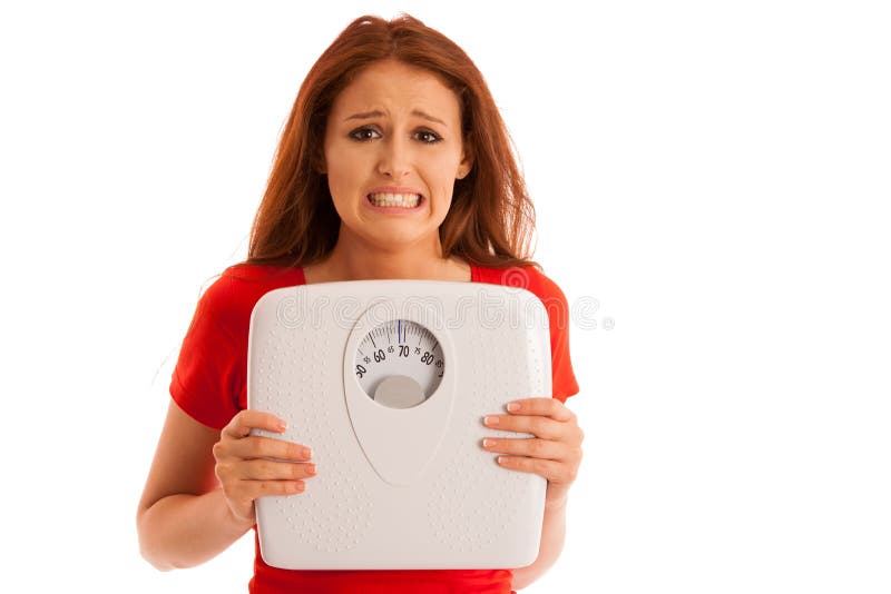 Donna con la scala insoddisfatta del suo peso che gesturing tristezza e w immagine stock libera da diritti Donna con la scala insoddisfatta del suo peso che gesturing tristezza e w immagine stock libera da diritti