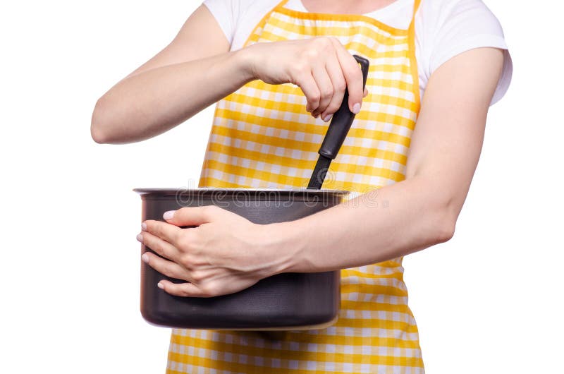Donna con la siviera e la casseruola della cucina del grembiule a disposizione fotografia stock Donna con la siviera e la casseruola della cucina del grembiule a disposizione fotografia stock