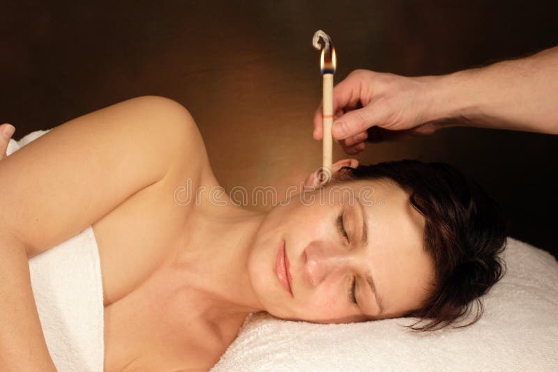 Donna con la terapia della candela dell'orecchio