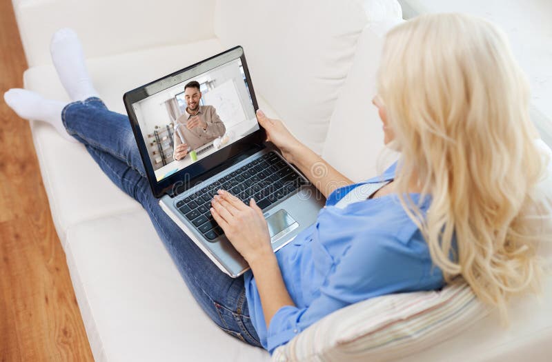 Donna con laptop che guarda un video di tutorial a casa