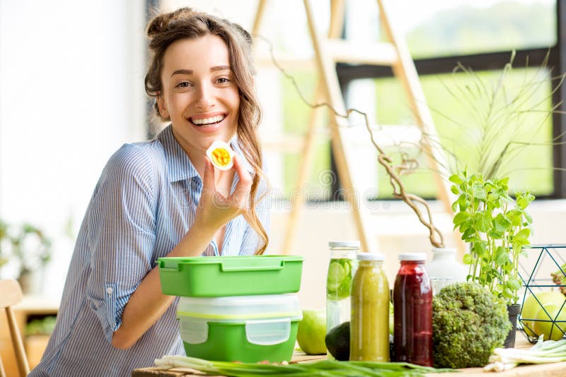 Donna con le caselle di pranzo fotografie stock libere da diritti Donna con le caselle di pranzo fotografie stock libere da diritti
