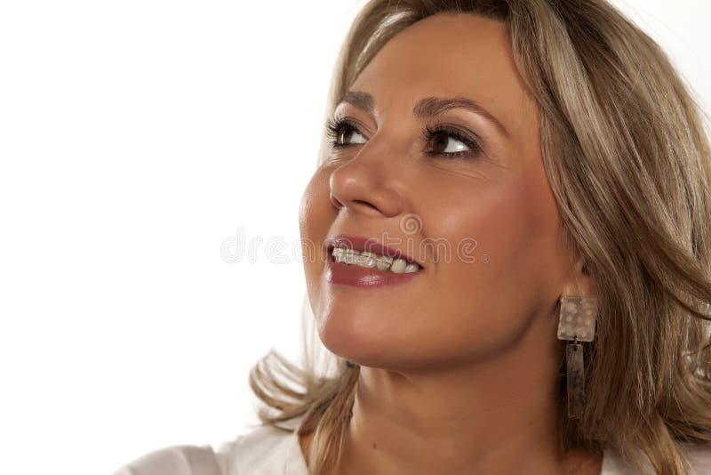 Donna con le parentesi graffe fotografie stock Donna con le parentesi graffe fotografie stock