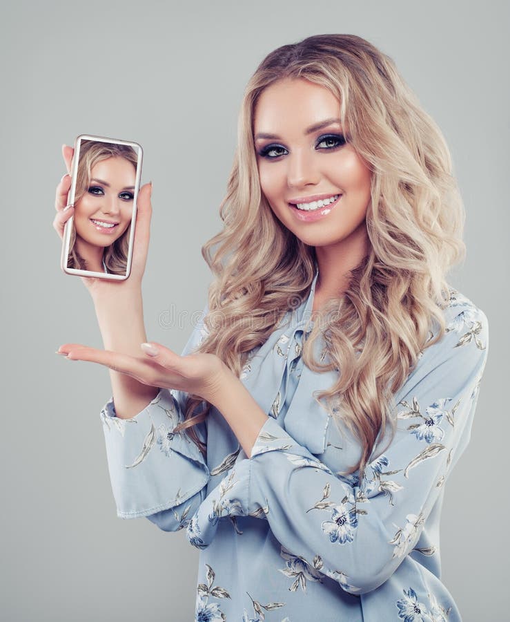 Donna con lo smartphone Ragazza felice che mostra la foto del selfie fotografia stock Donna con lo smartphone Ragazza felice che mostra la foto del selfie fotografia stock