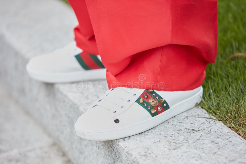 Uomo Con Louis Vuitton Bag E Scarpe Gucci Bianche Prima Della Sfilata Di  Moda Dell'oro Nero Con Diesel Settimana Di Moda Milano Fotografia  Editoriale - Immagine di verde, milano: 194562526