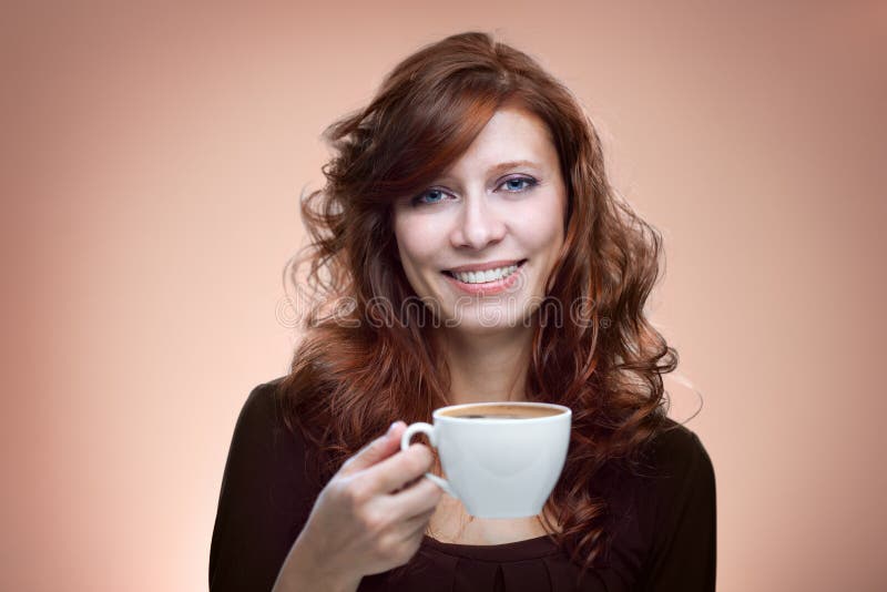 Donna con un caffè aromatico