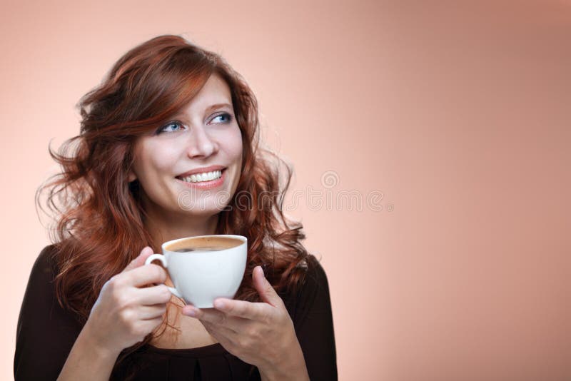 Donna con un caffè aromatico