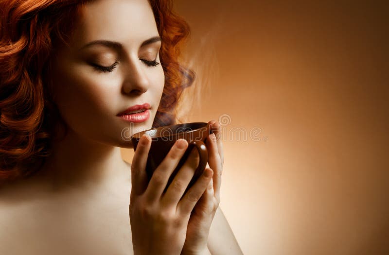 Donna con un caffè aromatico in mani